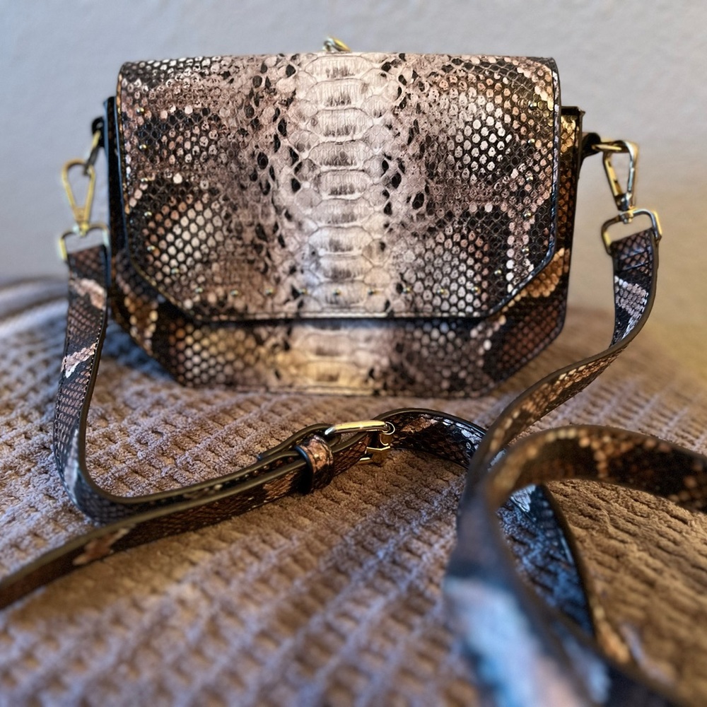 Justfab crossbody bag, snakeskin pattern, white/gray/black-ish color,small size
